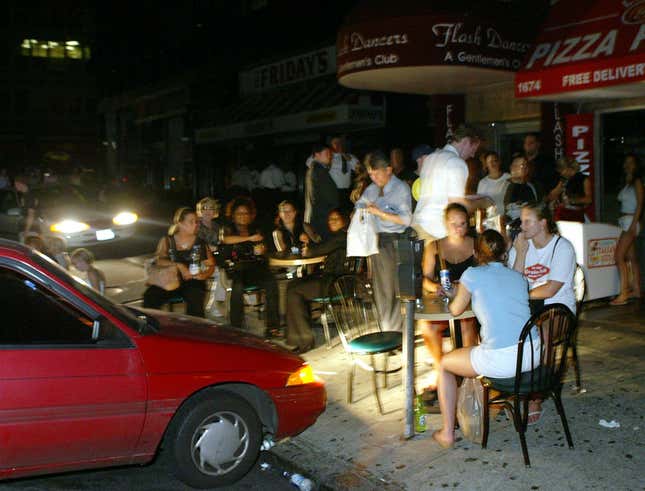Image for article titled What New York looked like without electricity in 2003