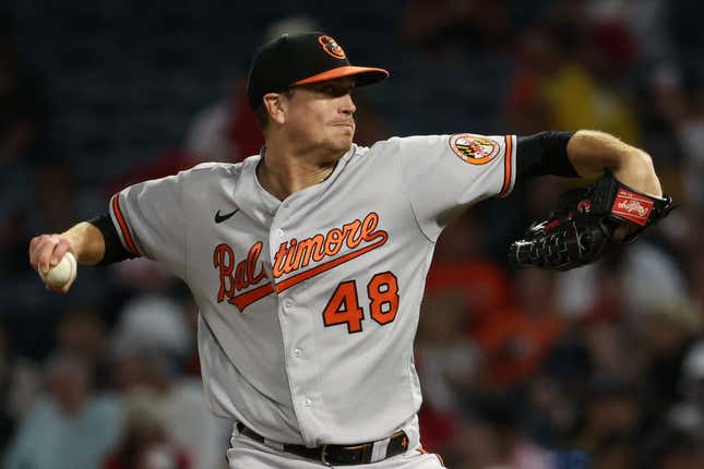 Which players have played for both Orioles and Guardians in their