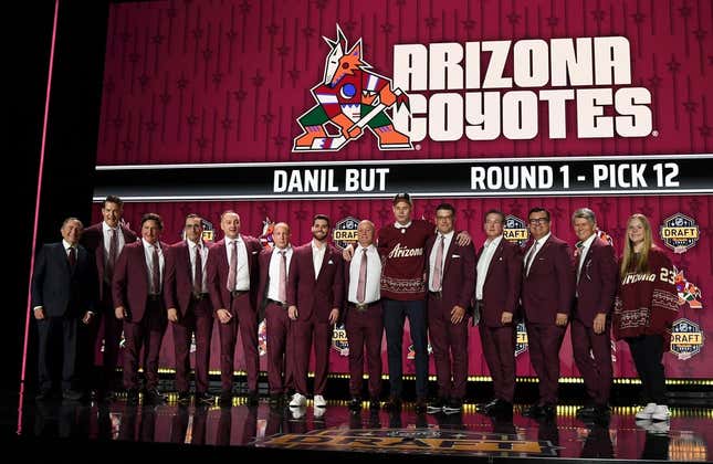 Coyotes jolt Kings in Australia despite ice issues
