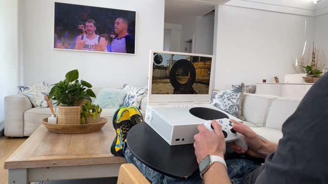 Imagen para el artículo titulado Esta pantalla puede convertir una Xbox Series S en una consola portátil