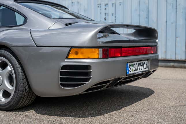 The rear end of the Porsche 959 as seen from the side