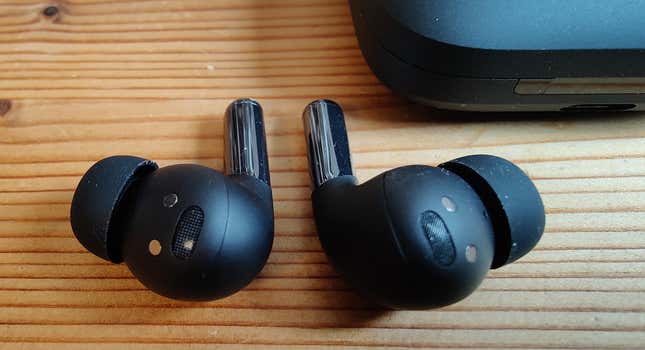Imagen para el artículo titulado Los OnePlus Buds Pro son una copia perfecta y más barata de los AirPods Pro (en lo bueno y en lo malo)