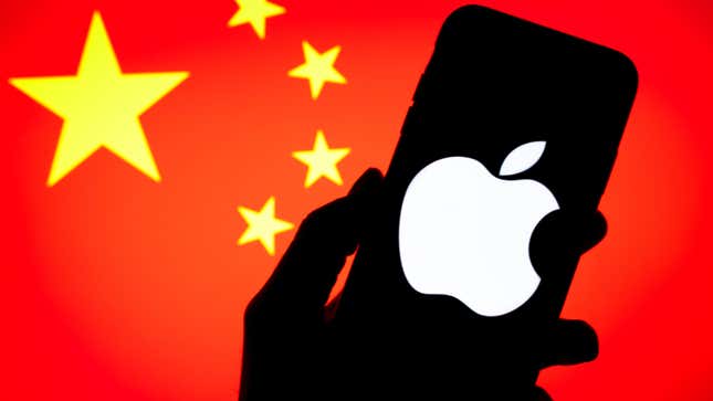 iPhone فوق العلم الصيني