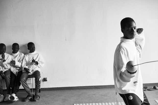 Image for article titled Photos: For Senegal’s jailed minors and street kids, fencing is more than just a sport