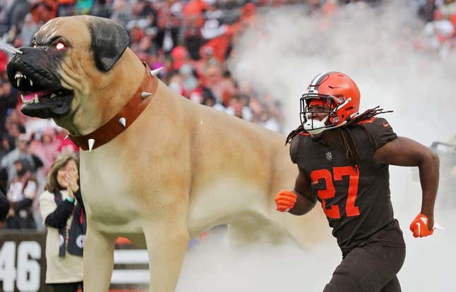 Cleveland Browns running back Kareem Hunt (27) takes the field before an NFL football game against the Tampa Bay Buccaneers at FirstEnergy Stadium, Sunday, Nov. 27, 2022, in Cleveland, Ohio.

Browns27jl 27