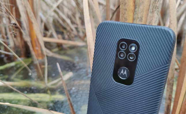 Imagen para el artículo titulado Puedes comprar un buen móvi barato, o un buen móvil barato que además no se rompa como el Motorola Defy