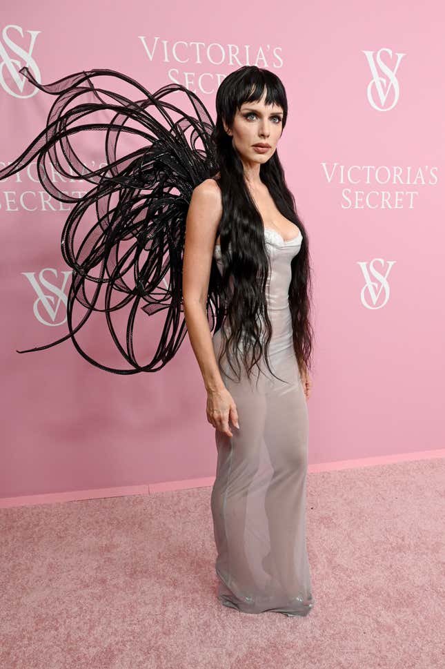 Image for article titled Victoria’s Secret Pink Carpet: The Brand Scrambles for Identity in First &#39;Show&#39; Since 2018