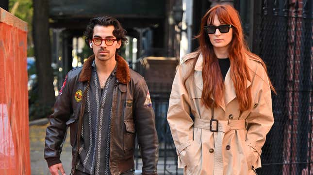 NEW YORK, NEW YORK – 3. NOVEMBER: Joe Jonas und Sophie Turner werden am 3. November 2022 in New York City auf den Straßen des West Village gesehen.  (Foto von James Devaney/GC Images)