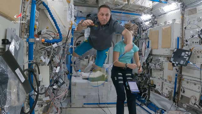 Imagen para el artículo titulado Turistas y astronautas juegan un partido de bádminton en la Estación Espacial Internacional