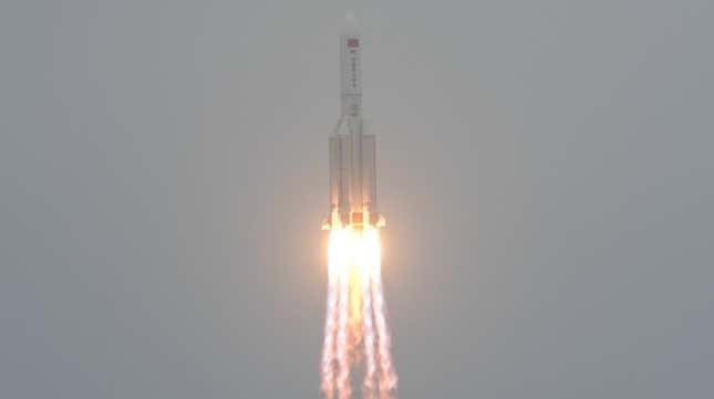 Imagen para el artículo titulado Este cohete chino es el objeto más grande en décadas que cae a la Tierra de forma incontrolada
