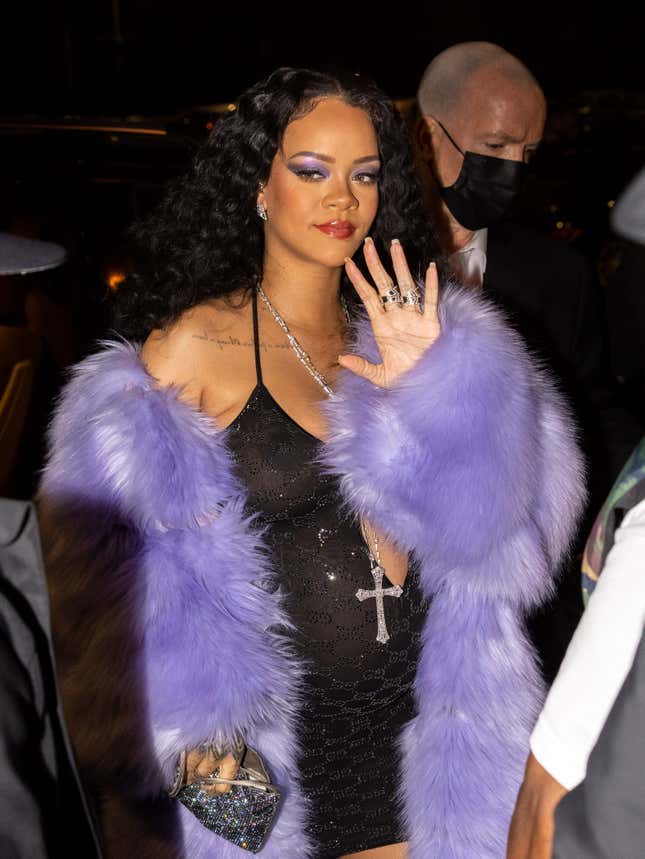 Image for article titled Rihanna Redefines Preg-Chic