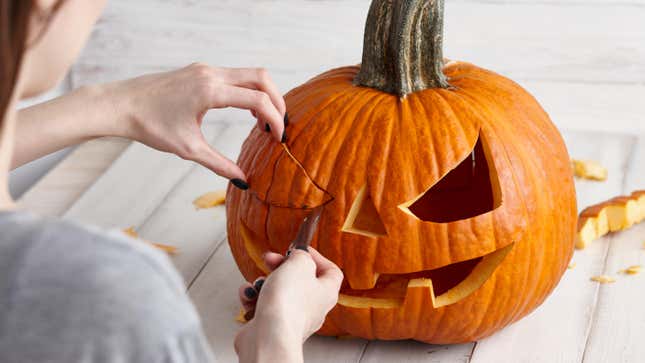 Image for article titled The Best Time to Carve Your Pumpkin so It&#39;s Not Rotten on Halloween