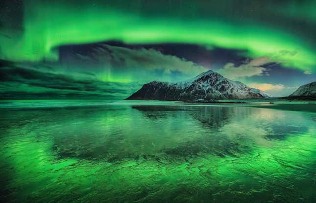 A gorgeous photo of the aurora over Norway's Lofoten Islands.