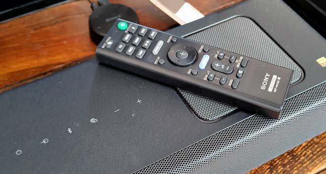 El mando a distancia de la barra de sonido Sony HT-A5000