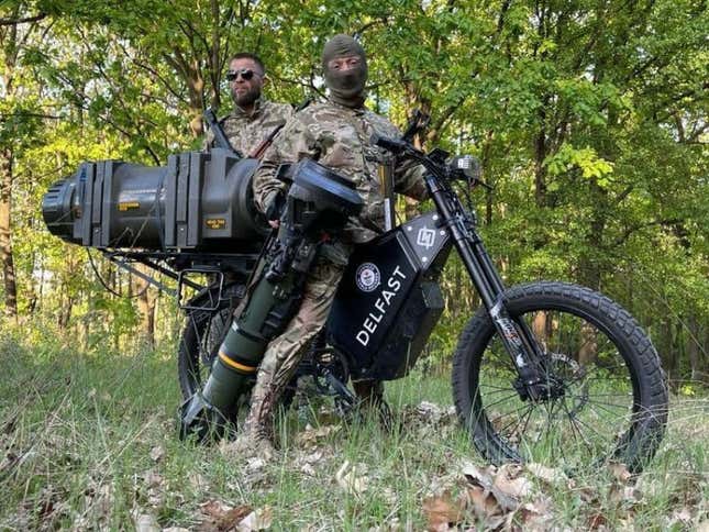 Imagen para el artículo titulado Ucrania está utilizando bicicletas eléctricas modificadas para eliminar tanques rusos