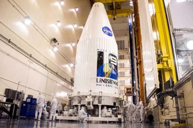 El satélite Landsat 9 ya espera en la cápsula del cohete Atlas V.