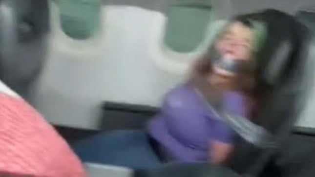 Imagen para el artículo titulado Una pasajera de American Airlines termina &quot;pegada&quot; con cinta adhesiva al asiento tras morder y tratar de abrir la puerta del avión