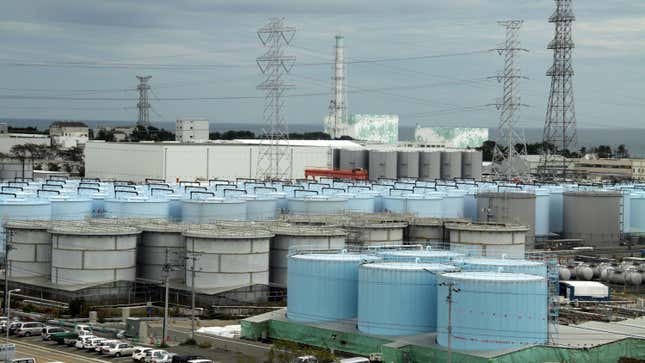 Los tanques donde se almacena el agua frente a la central