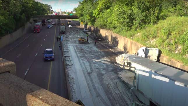 Image of I-55 covered in Alfredo sauce spill after truck crash