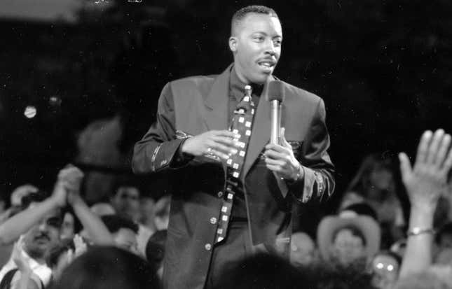 Arsenio Hall speaking to the crowd, 1993.