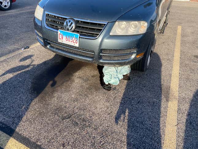Image for article titled My Cheap Volkswagen Touareg Finally Broke And I Hired A Mobile Mechanic To Fix It