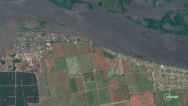 Image for article titled Before and After Satellite Imagery Reveal Extent of Ukraine Dam Collapse