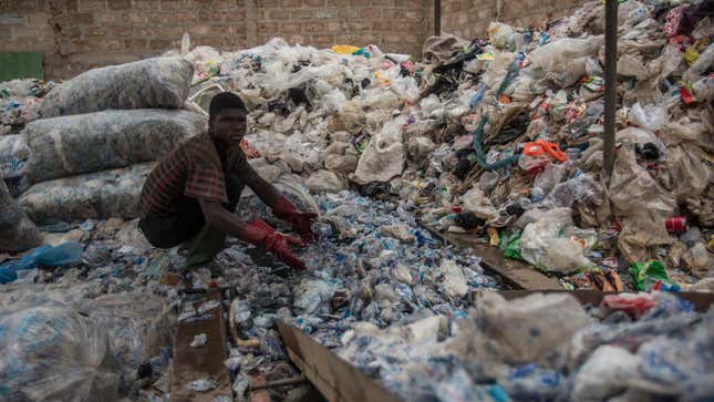 Imagen para el artículo titulado Cómo Coca-Cola, Unilever y otros retrasan la acción sobre el plástico