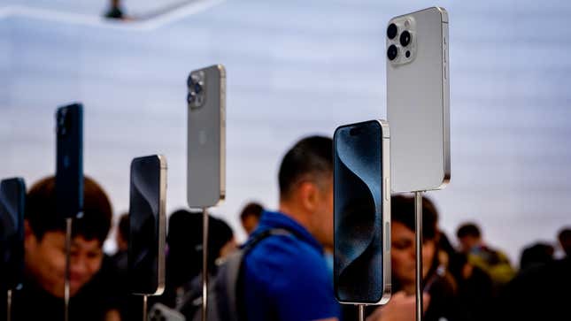Una foto del iPhone 15 Pro Max en varios colores