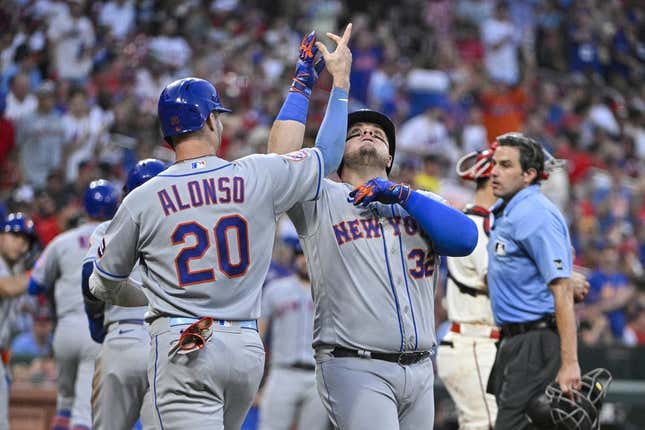 New York Mets' Pete Alonso celebrates a home run with Daniel