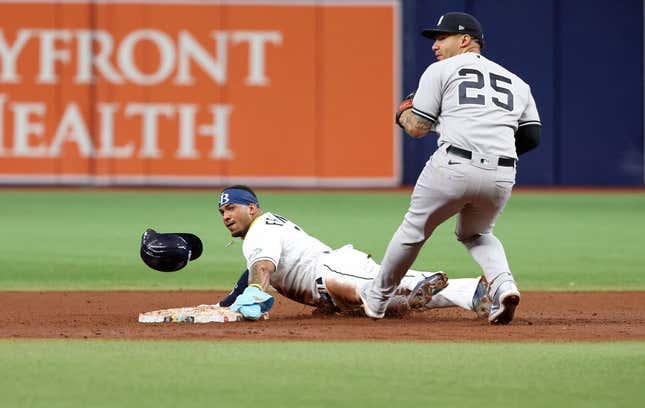 Rays' Wander Franco has unique way of throwing Pirates runner out