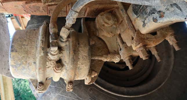 Image for article titled Here's What Those Big 'Bulbs' On Semi Trucks Are