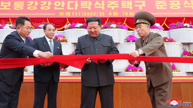 Kim Jong Un, segundo a la derecha, corta la cinta durante una ceremonia de inauguración del distrito residencial en terrazas junto al río Pothong en Pyongyang, Corea del Norte, el 13 de abril de 2022.
