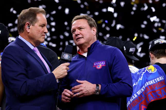 Kansas coach Bill Self (r.) escaped the NCAA investigation virtually unscathed.