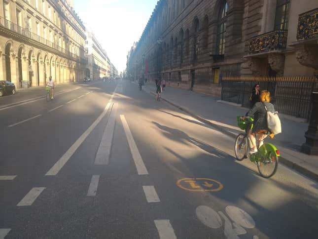 現在のリボリ通りには、自転車レーンが設置されている。
