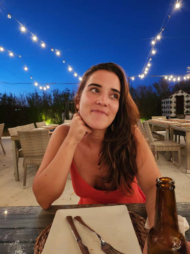 Imagen para el artículo titulado El Samsung Galaxy Z Flip 4 sigue siendo el móvil más cool del mercado, pero con eso solo no basta