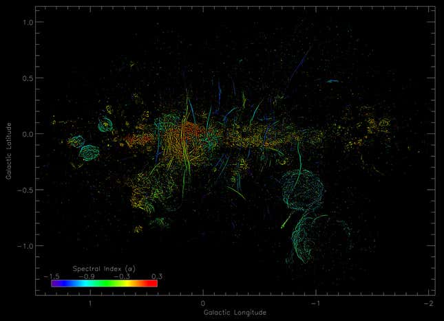 Imagen para el artículo titulado Una nueva imagen de la Vía Láctea revela cientos de misteriosas estructuras cerca del centro de la galaxia