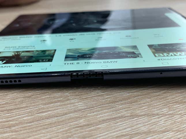 There’s no obvious warping on the curved screen.