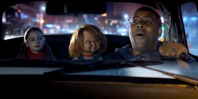 Anlaşılacağı üzere meraklı bir taksi şoförü (Kenan Thompson), Caroline (Carina Battrick) ve Chucky'yi gezdirir.
