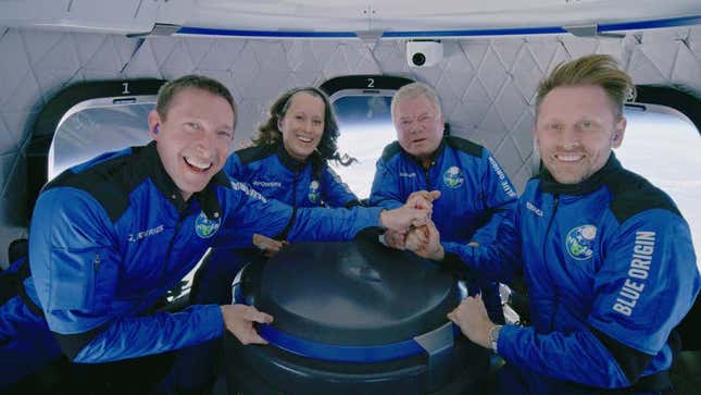 Glen de Vries, Audrey Powers, William Shatner y Chris Boshuizen durante su vuelo al espacio a bordo de un cohete Blue Origin.