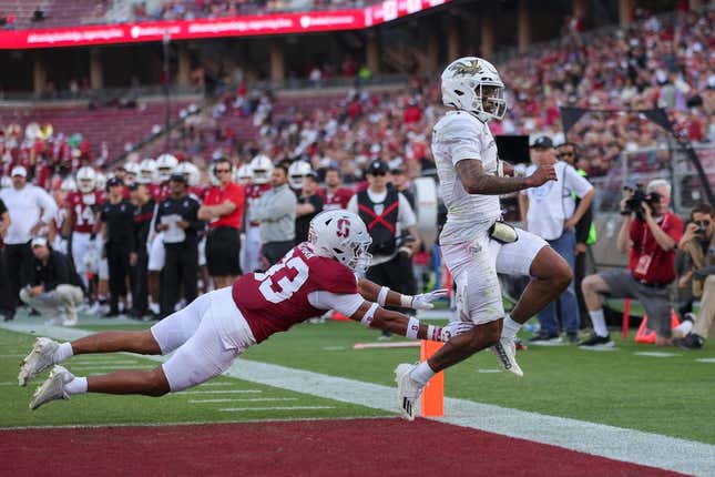 Sep 16, 2023; Stanford, California, USA; Sacramento State Hornets quarterback Kaiden Bennett (1) runs for a touchdown past Stanford Cardinal safety Alaka&#39;i Gilman (33) during the second quarter at Stanford Stadium.