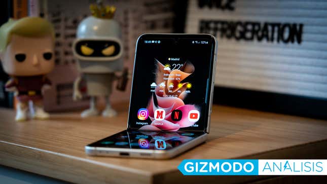 Imagen para el artículo titulado Un mes probando el Galaxy Z Flip 3 me ha convencido de que es el Louis Vuitton de los teléfonos