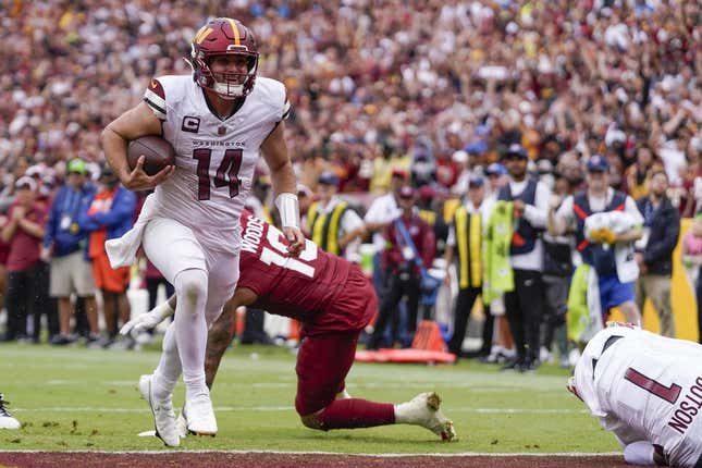 Sep 10, 2023; Landover, Maryland, USA; Washington Commanders quarterback Sam Howell (14) rushes for a touchdown against the Arizona Cardinals during the 4th quarter at FedExField.