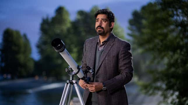 Rahul Kohli with a telescope in Midnight Club.