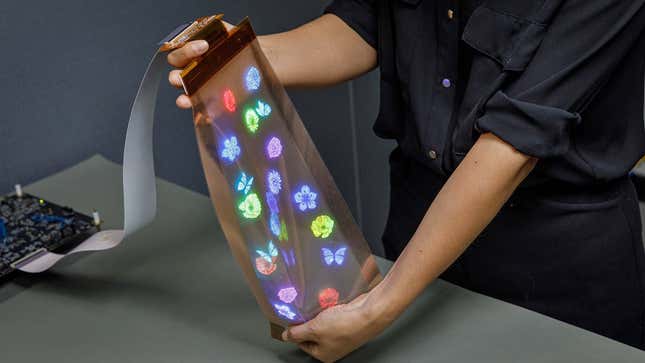 Imagen para el artículo titulado La nuevas pantallas estirables de LG prometen teléfonos irrompibles