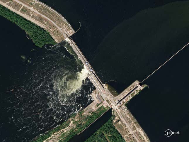 Image for article titled Before and After Satellite Imagery Reveal Extent of Ukraine Dam Collapse