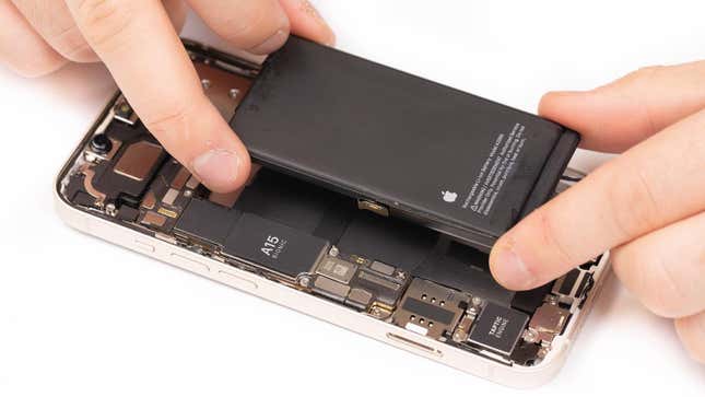 Imagen para el artículo titulado Apple venderá piezas de iPhone y herramientas para que los usuarios puedan repararlos por su cuenta