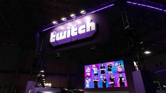 تمت رؤية العلامة التجارية لمنصة Twitch للبث عبر الإنترنت في معرض طوكيو للألعاب 2023 مع شعار twitch أعلاه واللافتات أدناه.