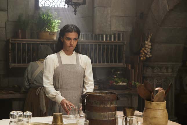 Egwene (Madeleine Madden) como una novata Aes Sedai en la Torre Blanca.