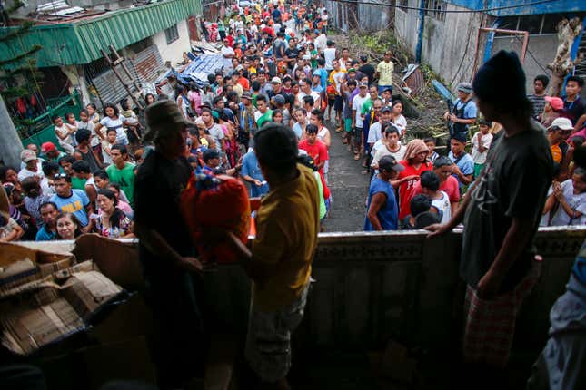 Survivors of Typhoon Haiyan queue up for relief supply distributed by volunteers in Palo, Layte November 23, 2013. Typhoon Haiyan smashed through the country on November 8, laying waste to just about everything in its path, and killing more than 4,000 people.