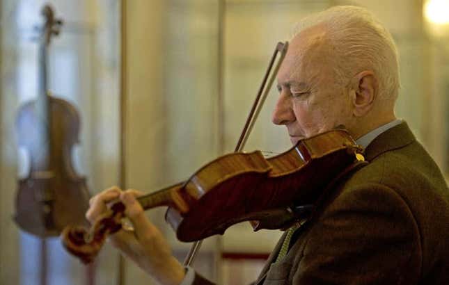 El conservador Andrea Mosconi, tocando un violín fabricado por Stradivari en 1715 y conocido como Il Cremonsese